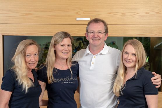 Dr. Trobos mit seinem Praxis-Team